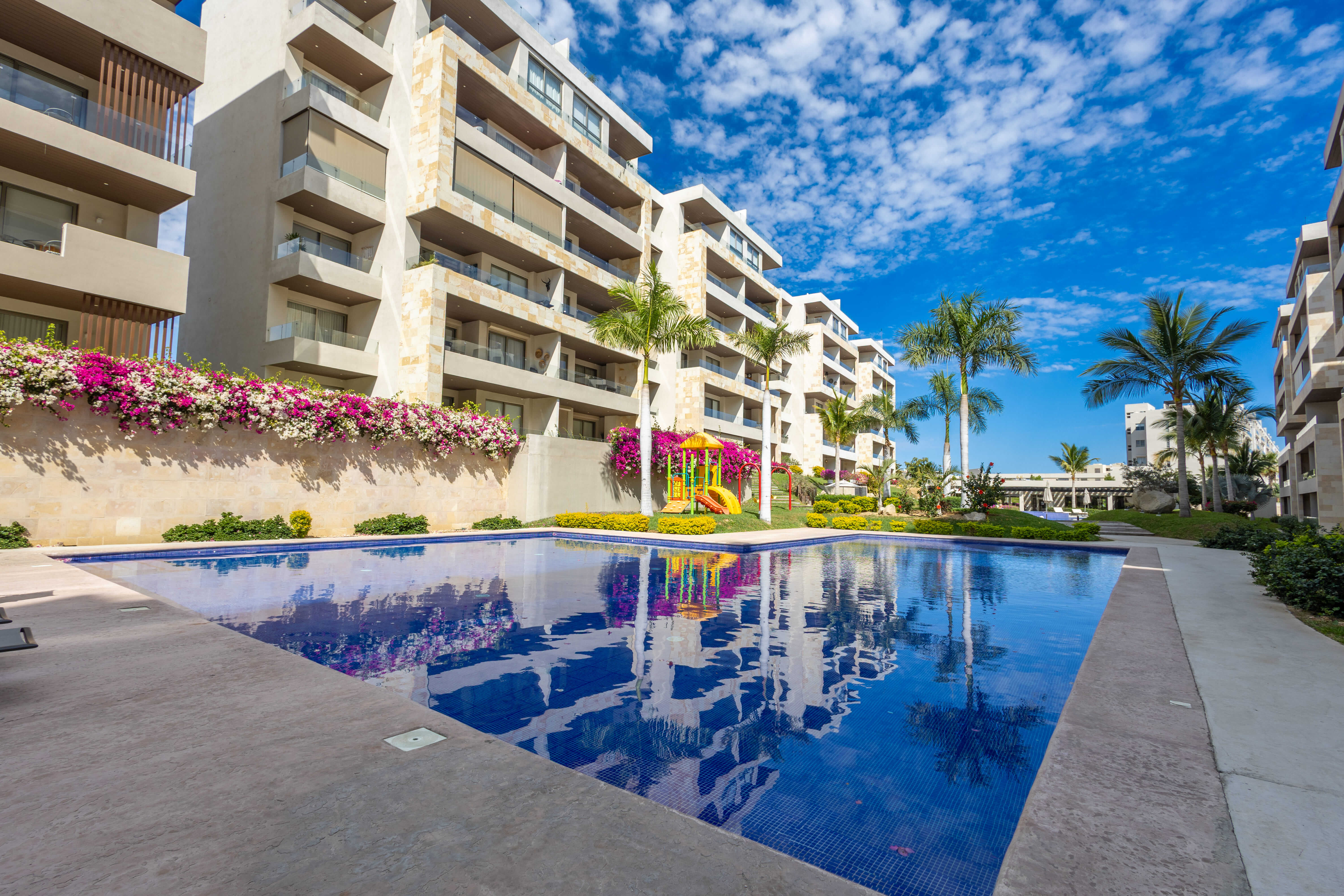 Excellent 3-bedroom apartment with several swimming pools and a gym, 5 minutes from Cabo.