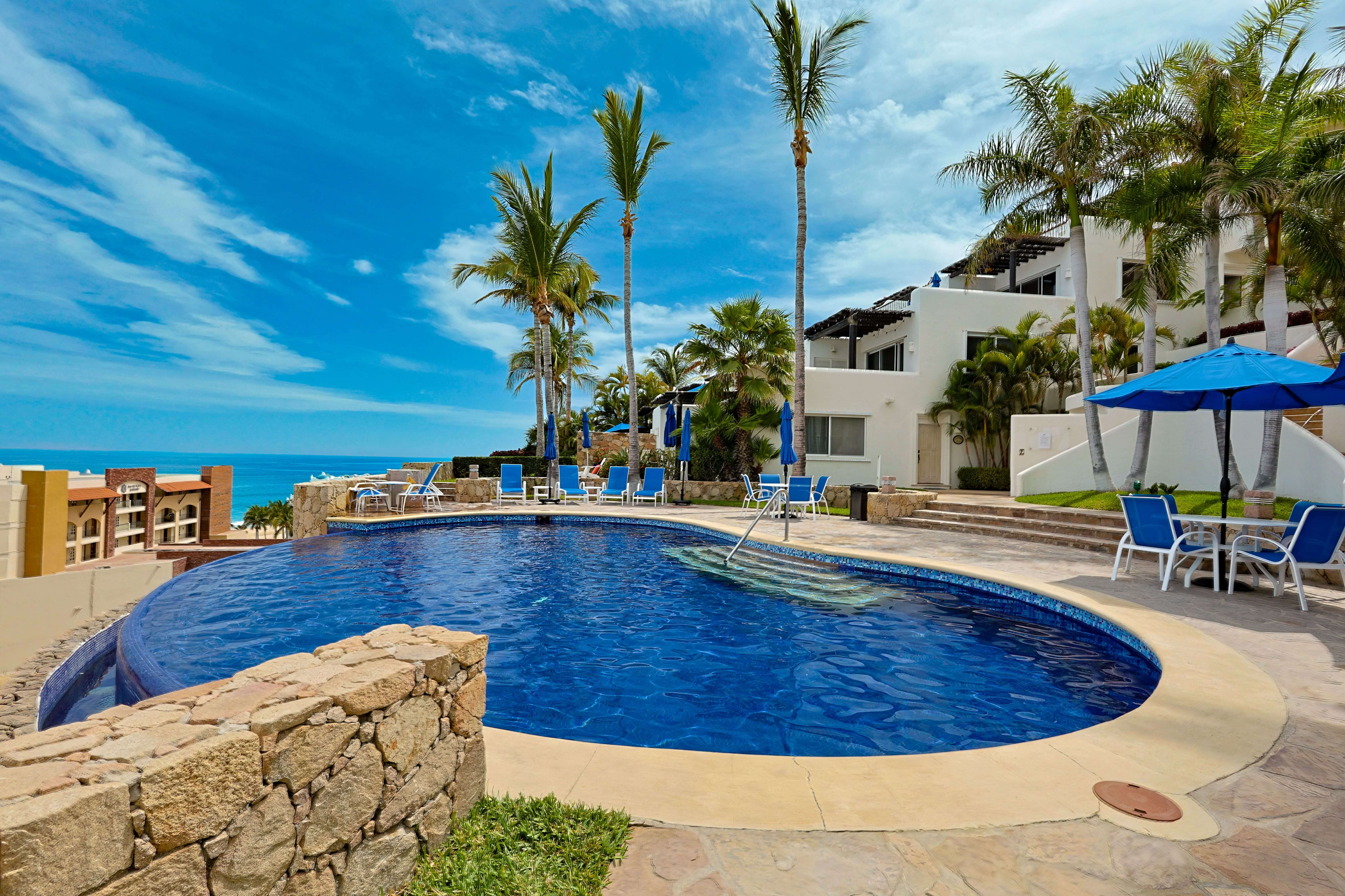 Beautiful views, 1 bedroom, pool, close to the beaches and city center.