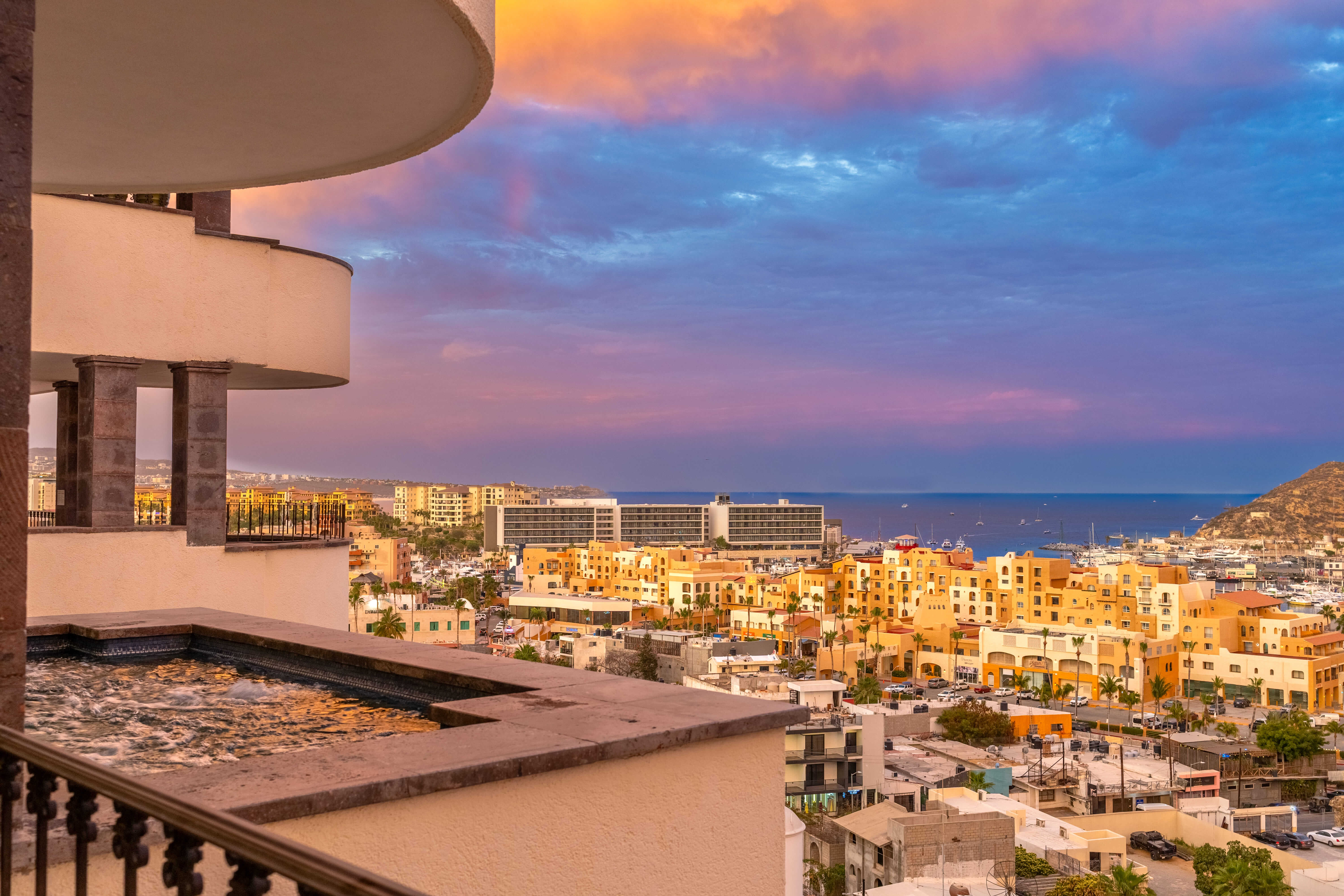 Beautiful 3-bedroom house in downtown Cabo, with jacuzzi and just steps from downtown.