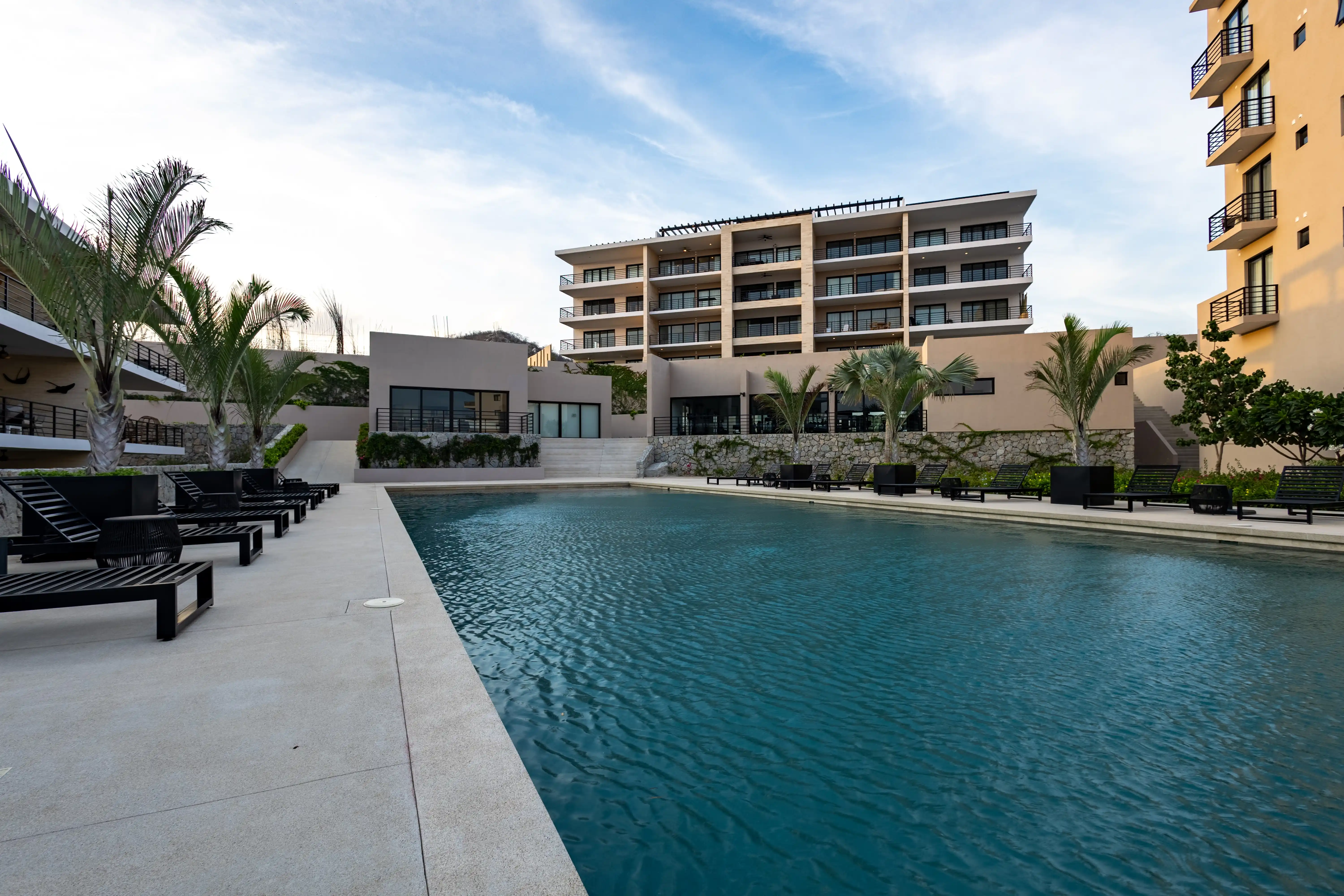 Great centrally located 2BR near beach lovely pool