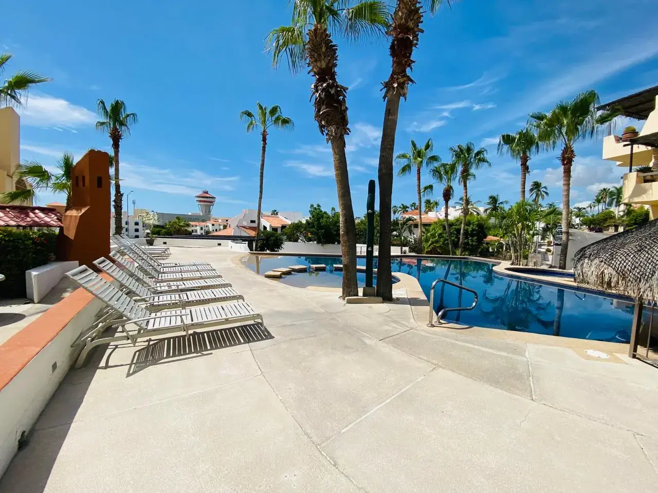 Walk to the beach, 5 min downtown 3 Pools, 1 BR