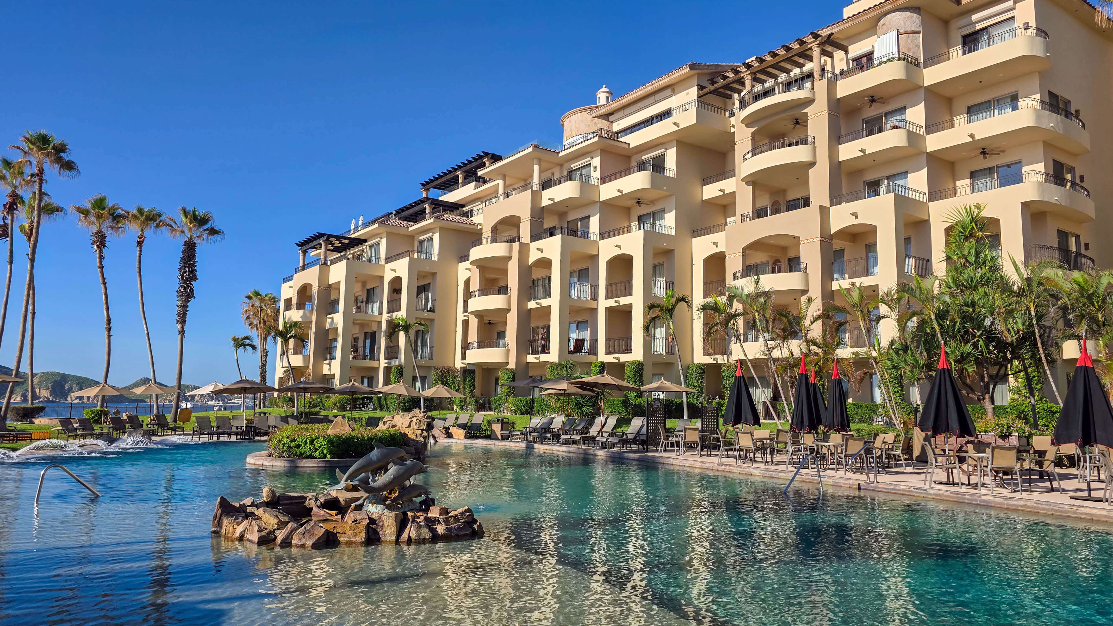 Residencia frente a la playa, tipo resort, multiples albercas