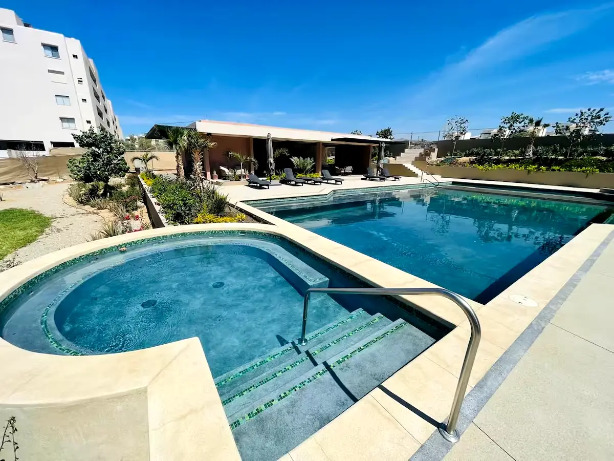 3 br apartment with access to the clubhouse, swimming pools and jacuzzi.