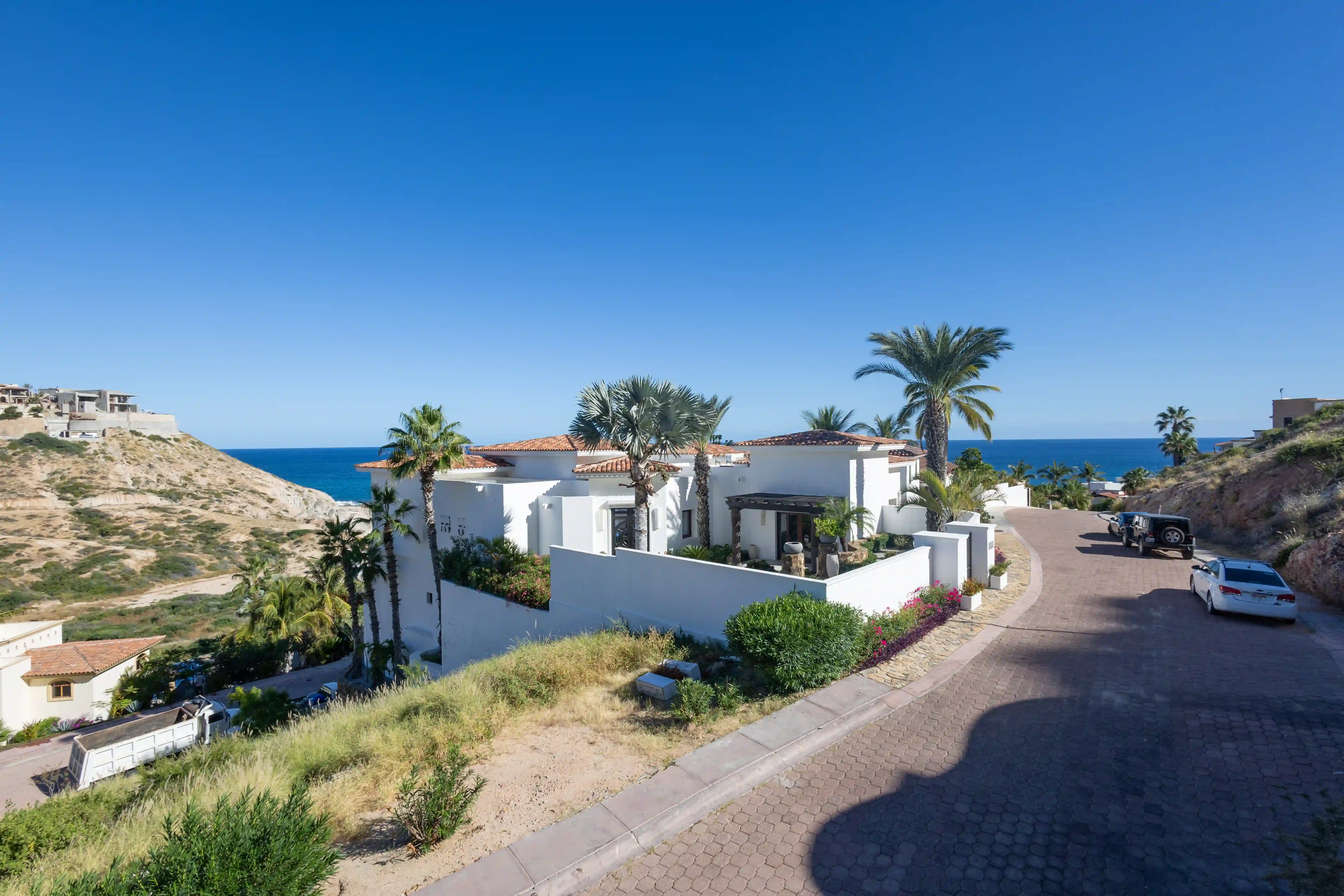 Experience an exceptional property where architecture seamlessly blends with the Sea of Cortez. This 5-bedroom villa offers the perfect balance of luxury and warmth, featuring a fully equipped high-end kitchen so your only task is to relax. Located just 150 meters from the beach, this residence features a private pool, jacuzzi, and spaces designed for an effortless stay.