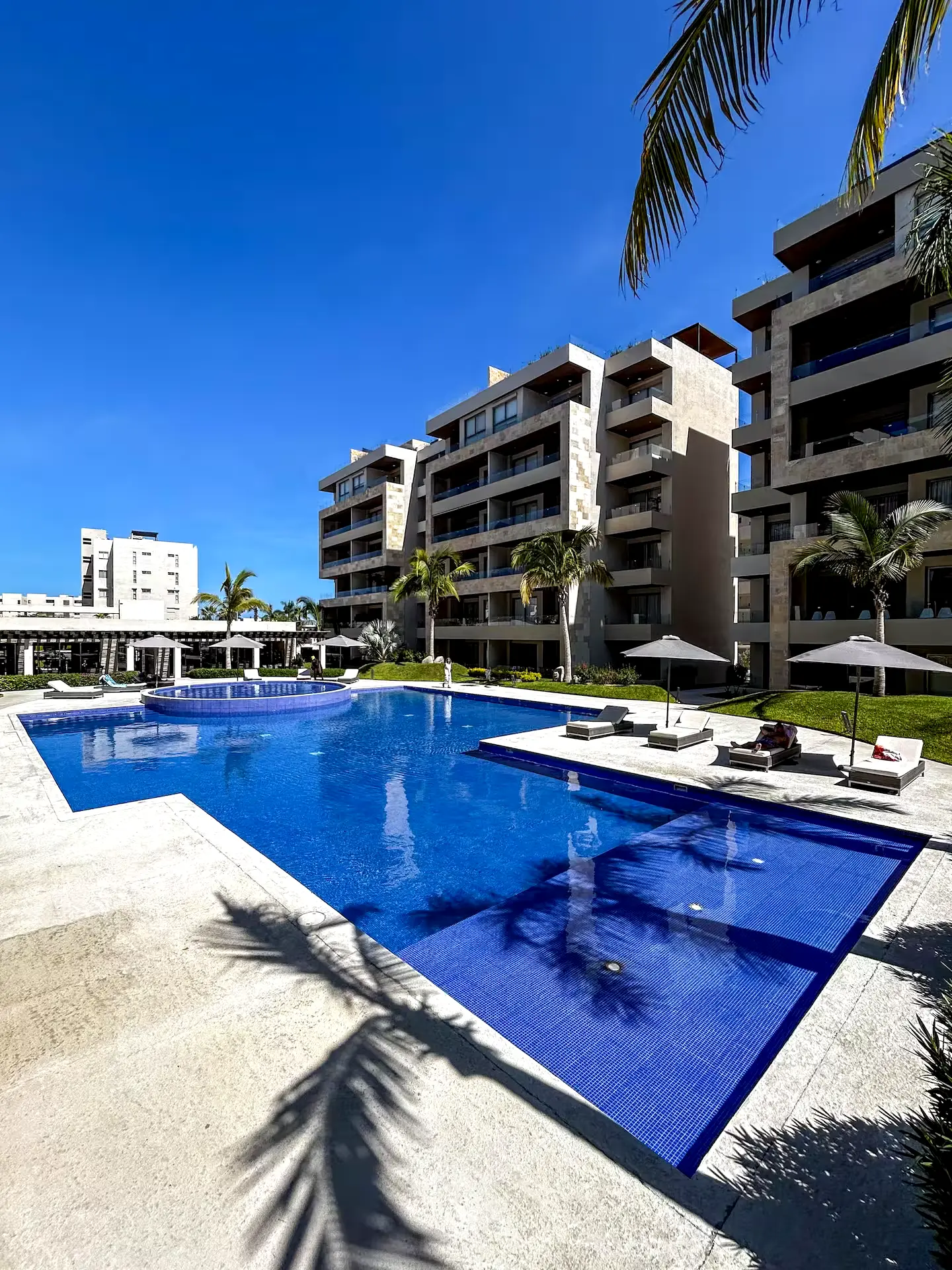 1 br accommodation in luxury condominium, with pool and gym.