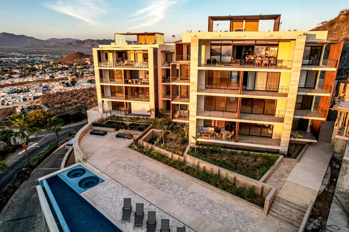 3 br penthouse with 360º view and infinity pool.