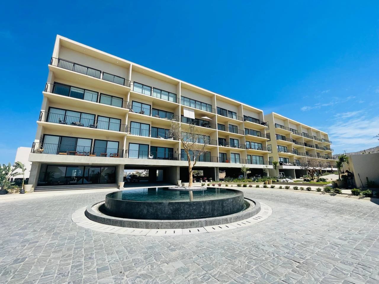 Comfortable 3 br accommodation with access to tennis court and pools.