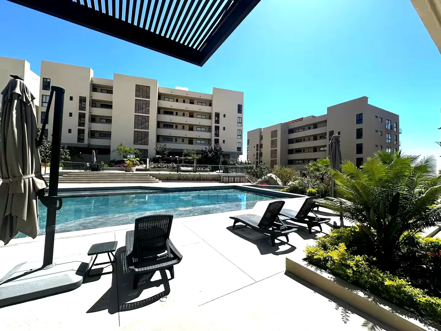 Comfortable 3 br accommodation with access to tennis court and pools.