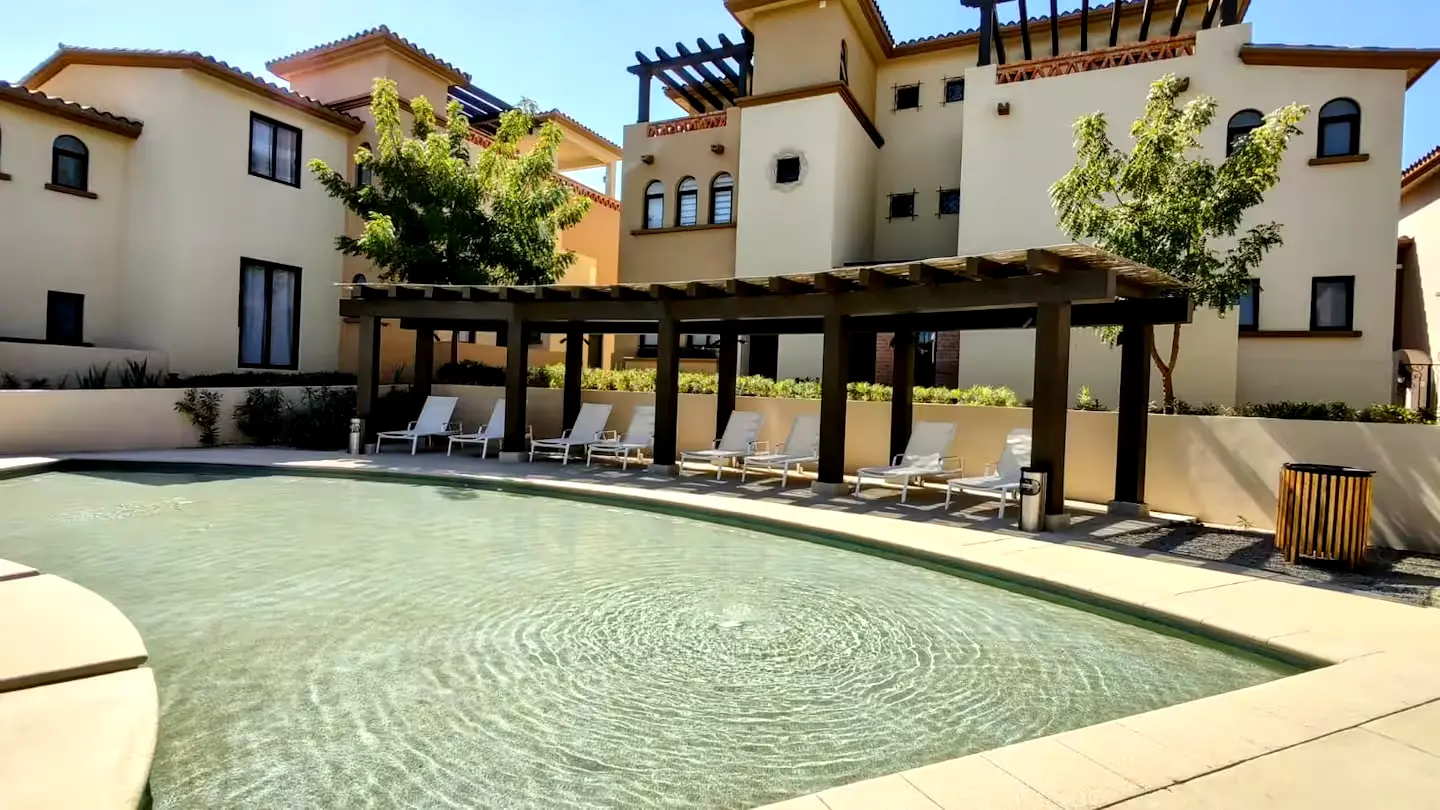 Accommodation 3 rooms with access to the beach, large pool and jacuzzi.