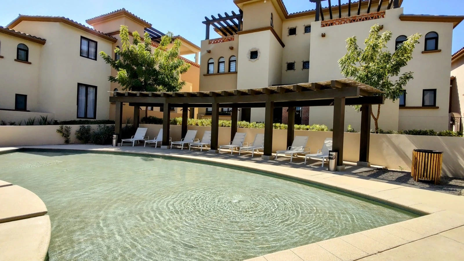 Gorgeous 2BR Roof/ Pool/Jacuzzi/ Beach Access