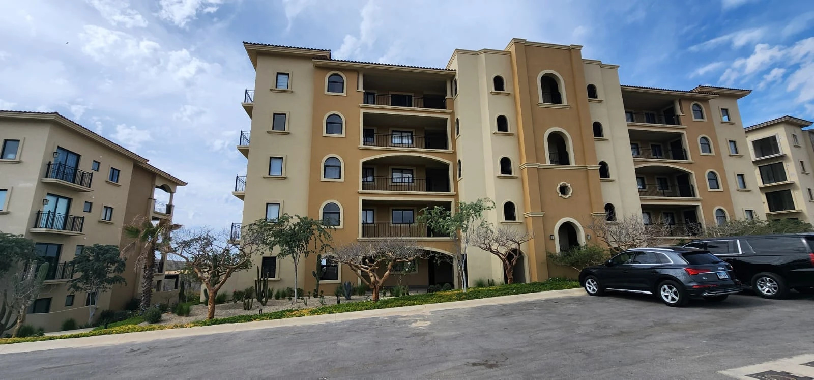 Stunning 2BR Condo Pool Gym Jacuzzi, Private Beach