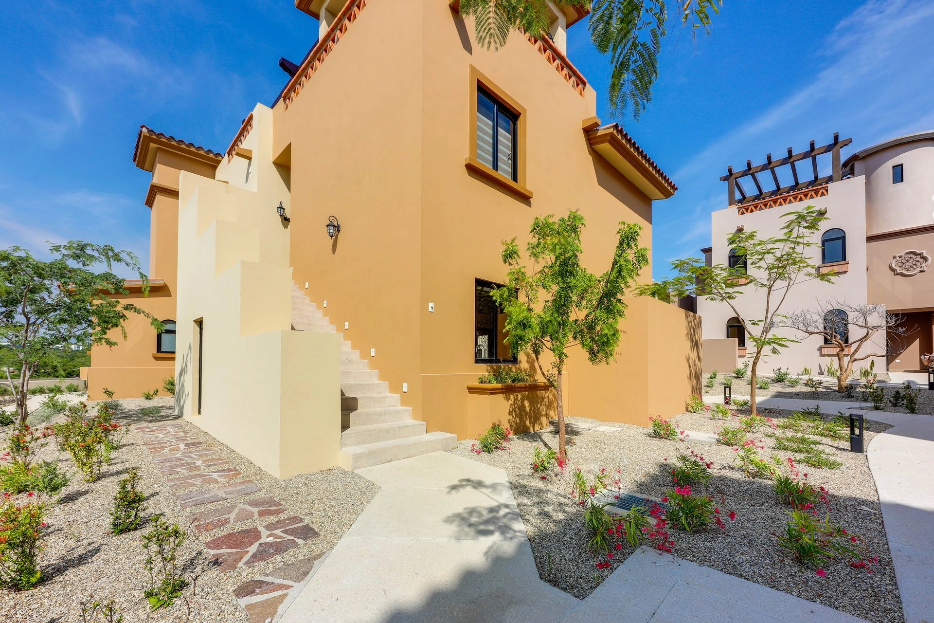 Fabulous 3BR Pool, Gym, Jacuzzi, 10min downtown