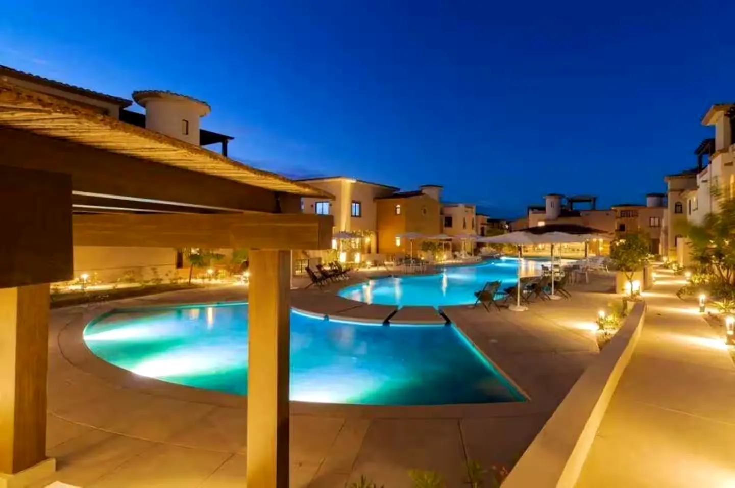 Elegant 1 br accommodation with beach access, pool and jacuzzi