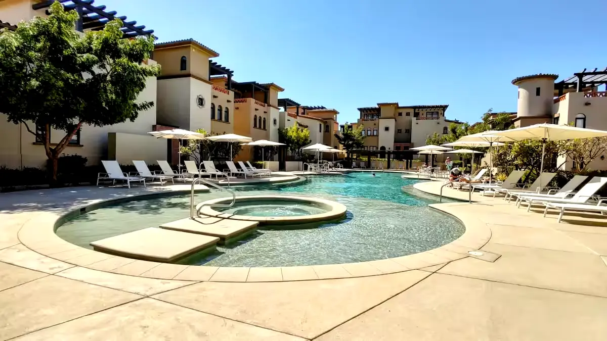 2 br apartment with access to swimming pool, jacuzzi, gym, golf course, private beach 