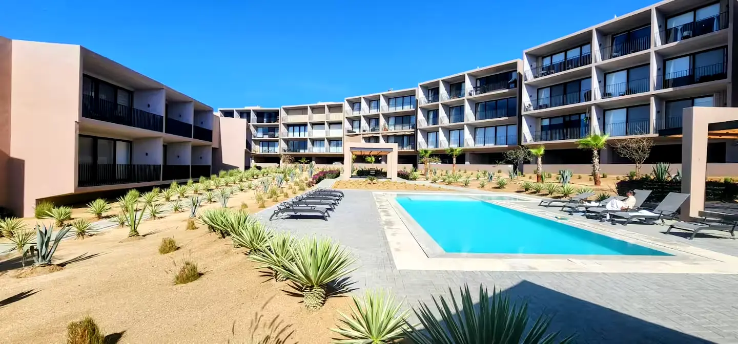 Elegant 2 br apartment with pool, 5 min. from downtown.