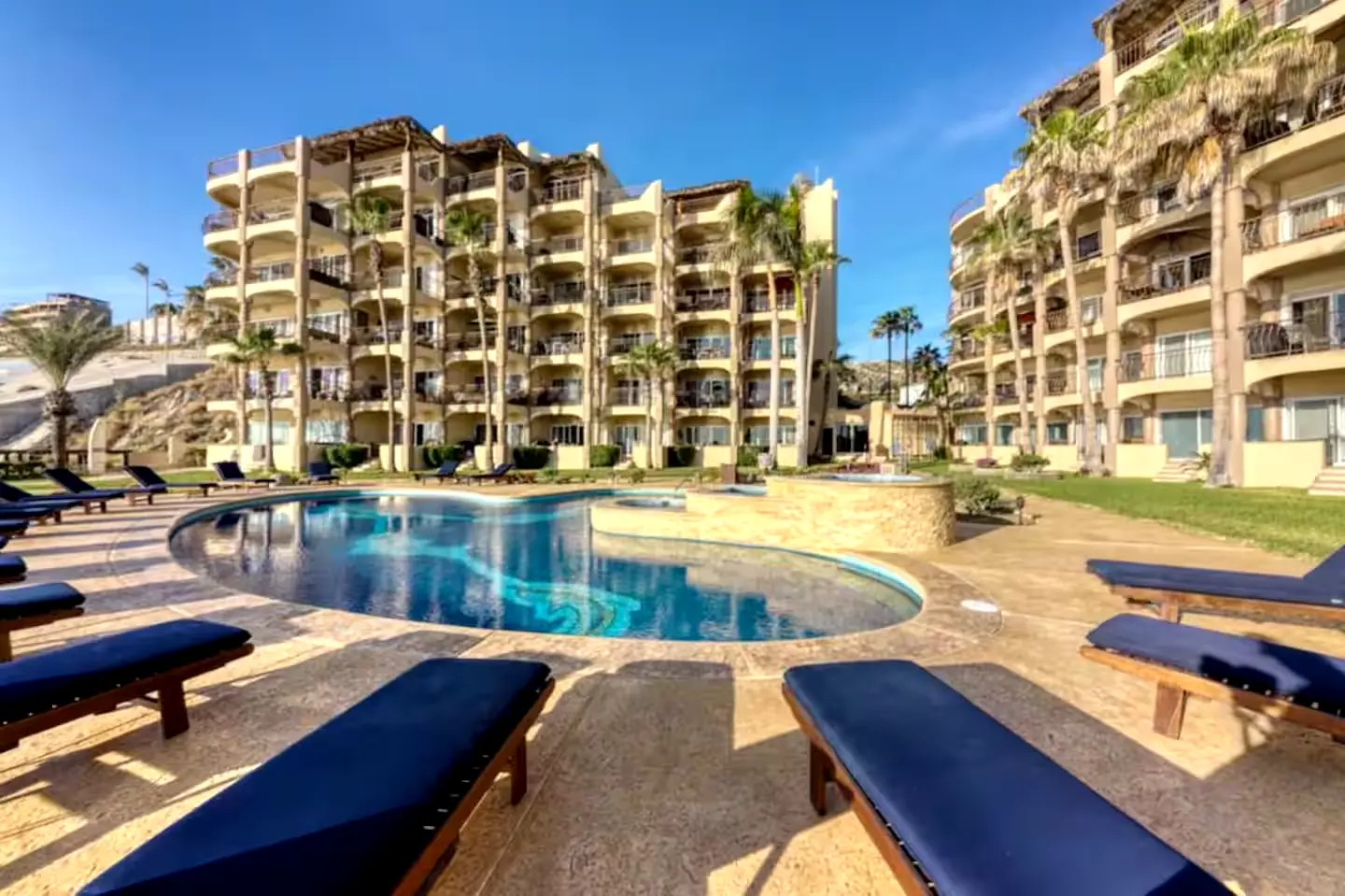 1 br accommodation with access to the beach, pool, jacuzzi and gym.