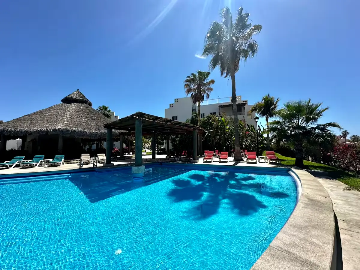 2 br accommodation with pool in the center and a few steps from the beach.