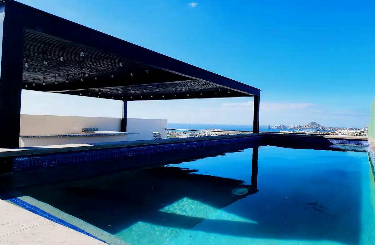 Elegant and quiet 2 bedroom apartment with pool and 5 min from downtown.