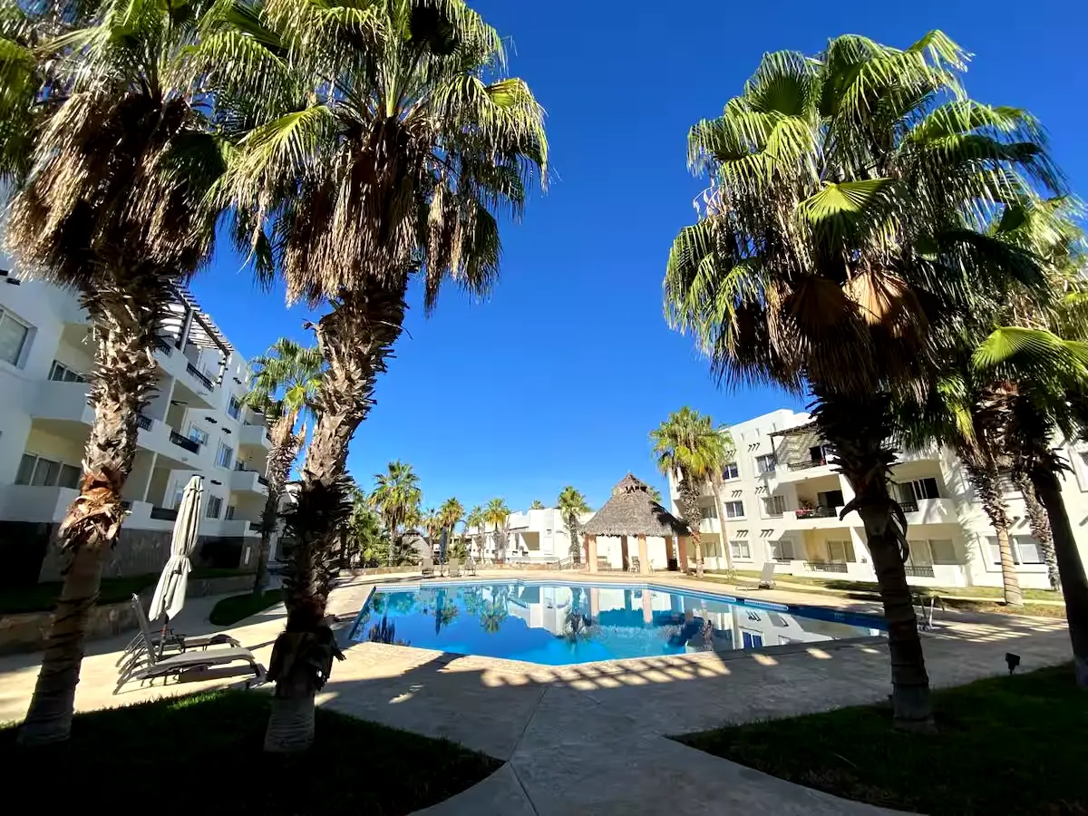 2 br accommodation, centrally located, pools, security and gym.