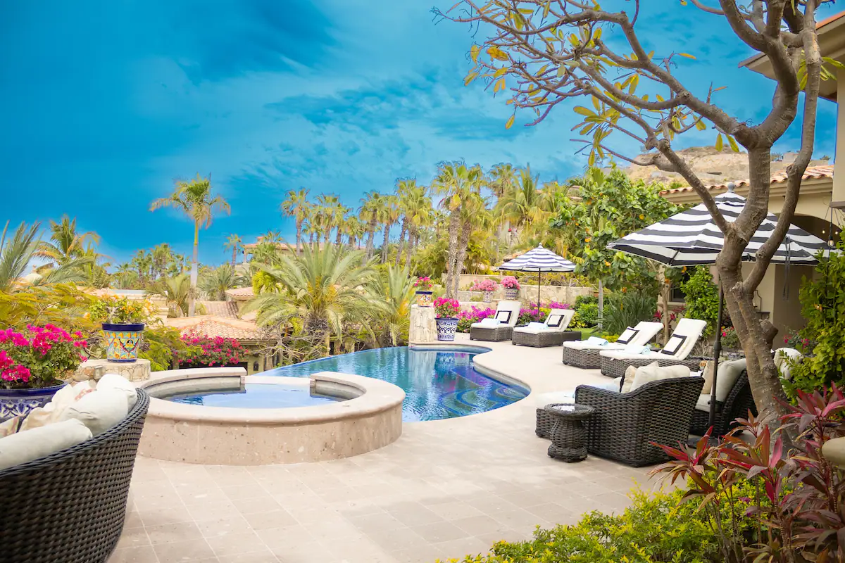 Luxury 4 br apartment with infinity pool, jacuzzi and access to the beach.