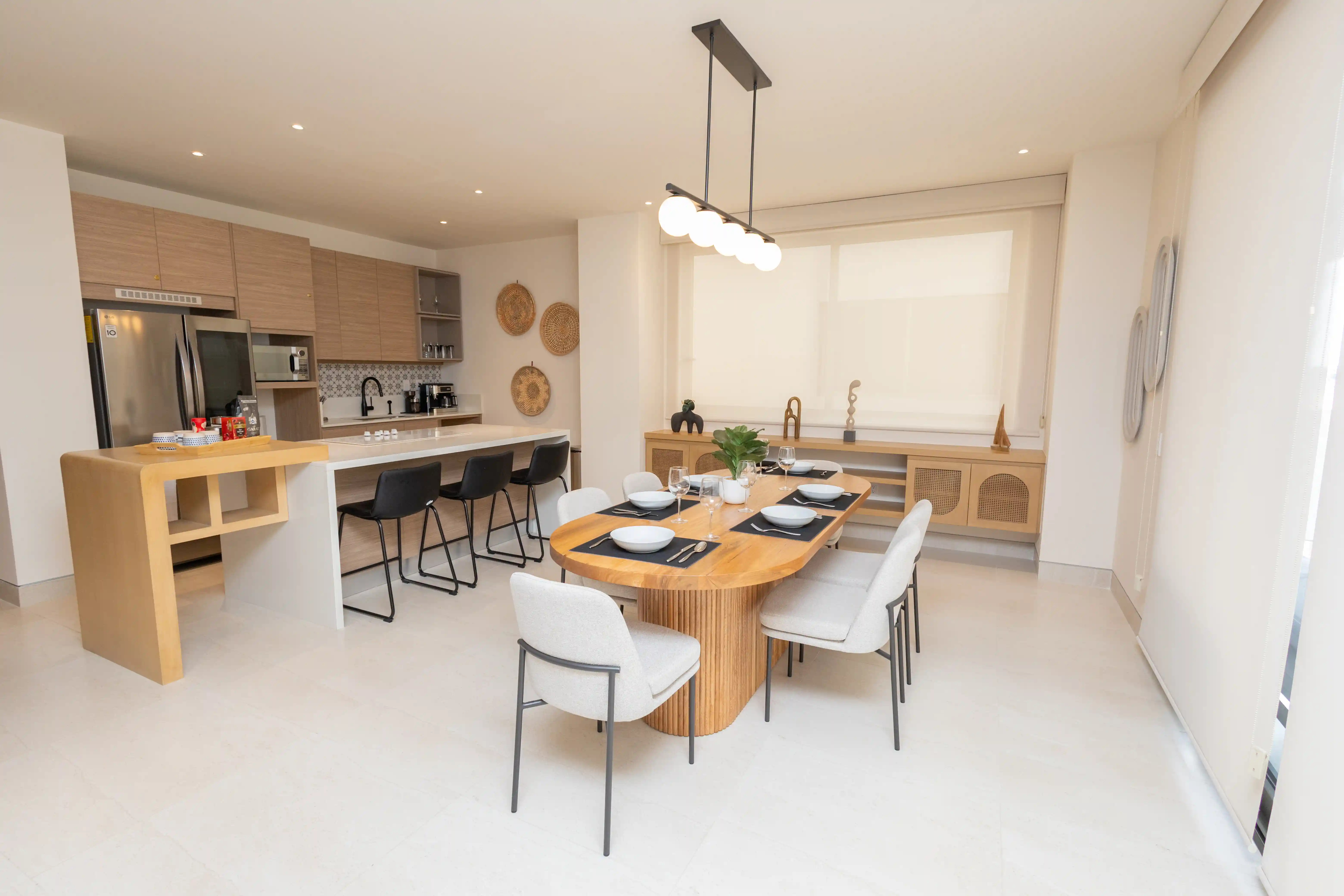 Gorgeous 2BR, 4 Pools Gym 5 min Downtown