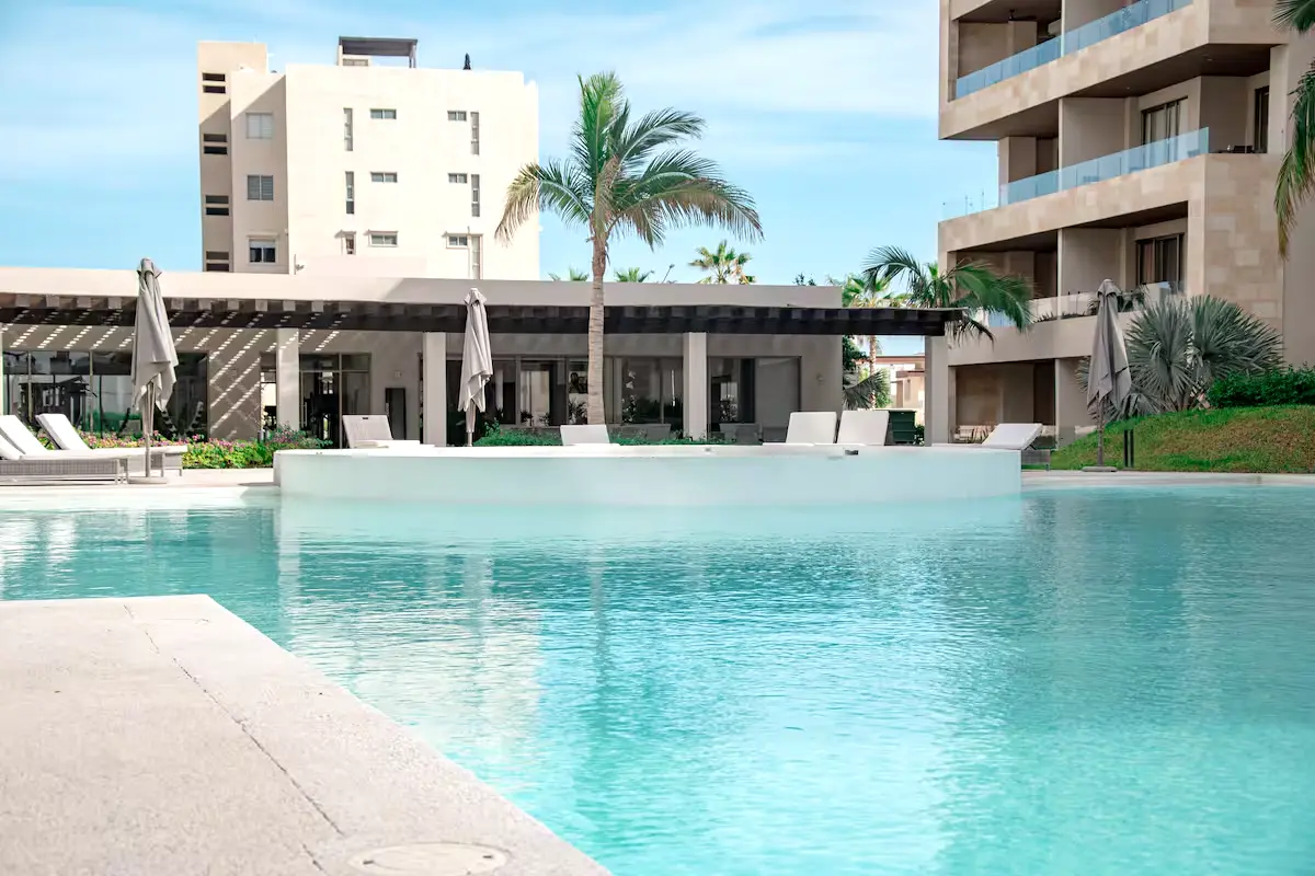 1 br apartment with access to gym, pool and 5 min. from downtown.
